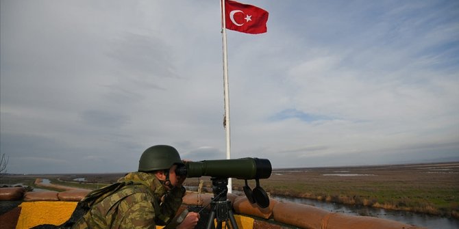 İpsala'dan yasa dışı yollarla Yunanistan'a geçmeye çalışan 2'si FETÖ mensubu 5 kişi yakalandı