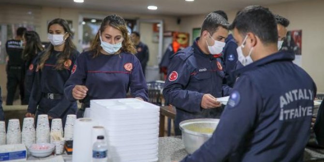 Yangın bekçileri, oruçlarını ‘itfaiyeci duası’yla açtı