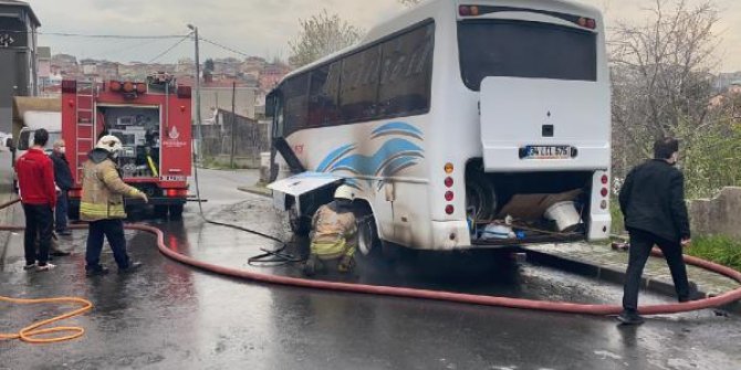 Ümraniye'de park halinde olan servis midibüsü yandı