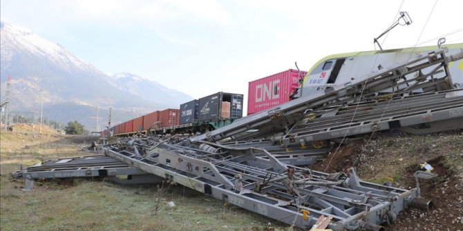 Adana'da yük treni raydan çıktı