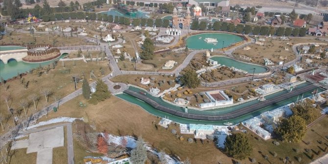 80 Binde Devr-i Alem Parkı geniş açık alanıyla ziyaretçilerini bekliyor