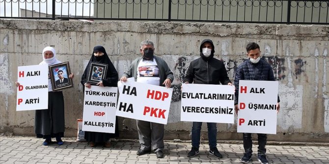Muş'ta çocukları dağa kaçırılan 2 aile HDP binası önünde oturma eylemi yaptı