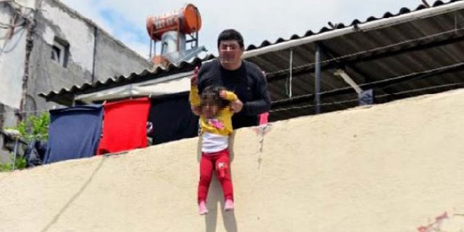 ‘Onun kanı akarsa büyü bozulacak’ diye bağırıp, kızını damdan sarkıtarak atacağını söyledi