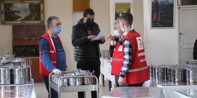 Türk Kızılay'ı ve gönüllü öğretmenler, ihtiyaç sahiplerine iftar yemeği dağıtıyor