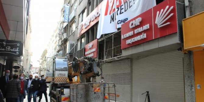 CHP Kocaeli İl Başkanlığı'nda asılı pankart polis eşliğinde indirildi