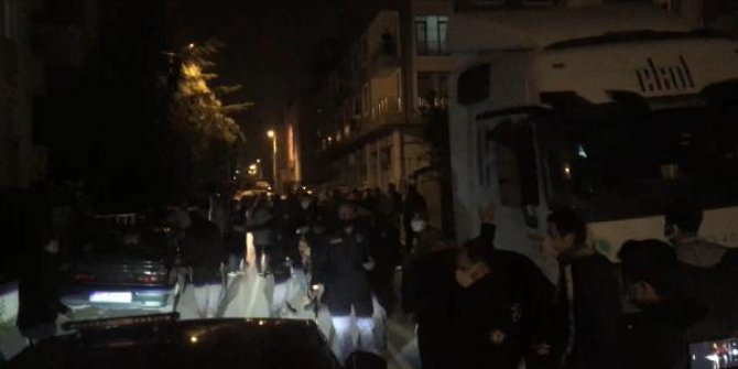 Bursa'da kalabalık iki aile arasındaki kavgayı polis ayırdı; o anlar kamerada