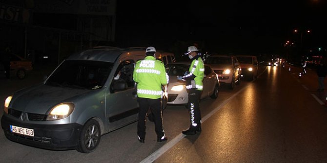 Manisa'da seyahat kısıtlaması: Araçlara izin belgesi kontrolü yapıldı