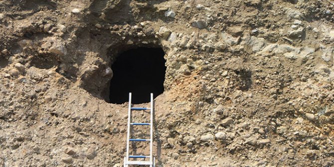 Heyelanda ortaya çıkan 'oygu mezar'da kurtarma kazısı