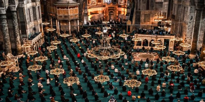 Ayasofya-i Kebir Camisi'nde ramazanın ilk cuması Kovid-19 önlemleriyle kılındı