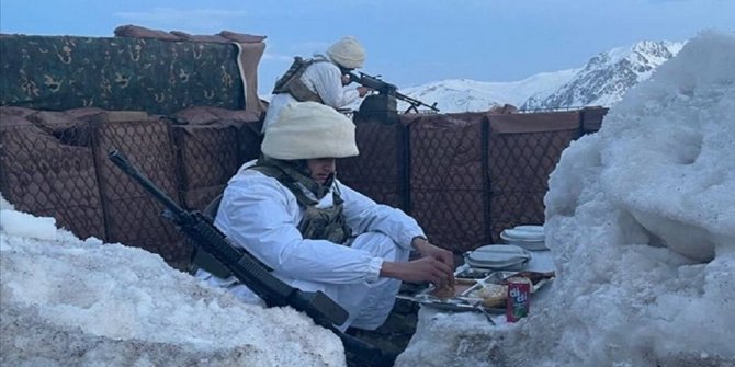 MSB, farklı birliklerde iftarını açan askerlerin fotoğraflarını paylaştı