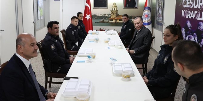 Cumhurbaşkanı Erdoğan, Çengelköy Polis Merkezi'nde iftar yaptı