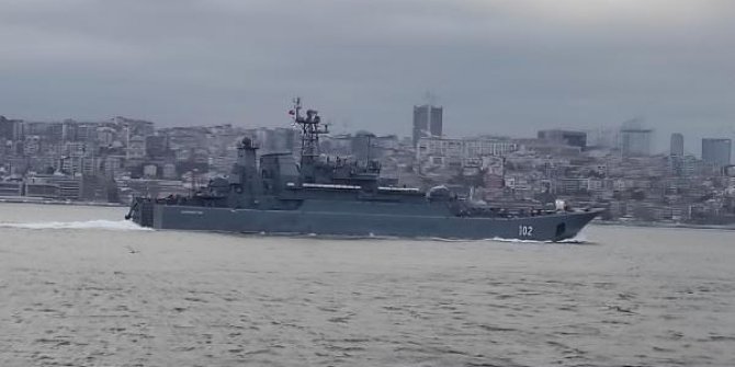 İki Rus savaş gemisi İstanbul Boğazı'ndan geçti