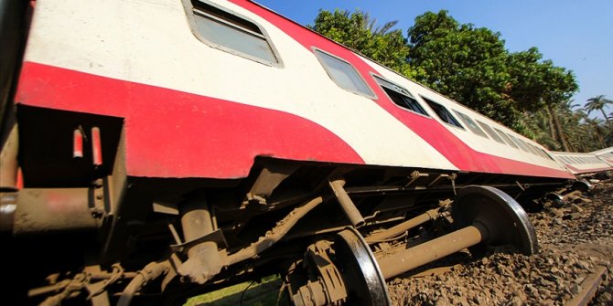 Mısır'da trenin raydan çıkarak devrilmesi sonucu 100'den fazla kişi yaralandı