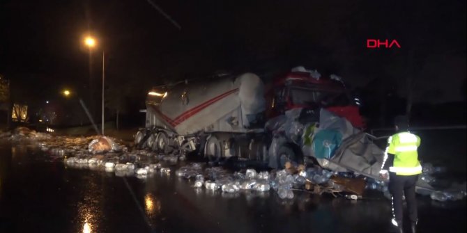 TIR, park halindeki beton mikserine çarptı, su şişeleri yola savruldu