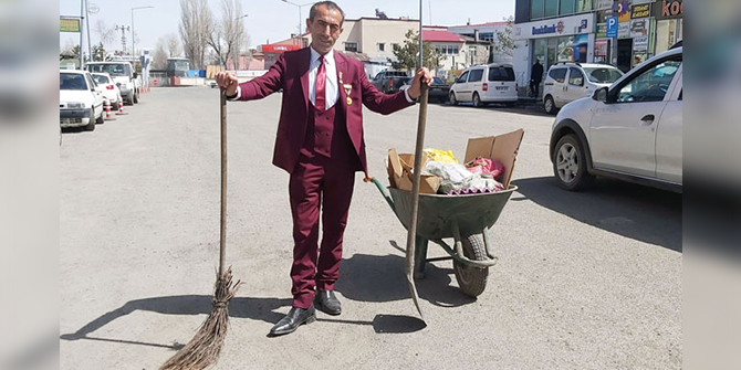 Göle'nin cadde ve sokaklarını 21 yıldır takım elbiseyle temizliyor