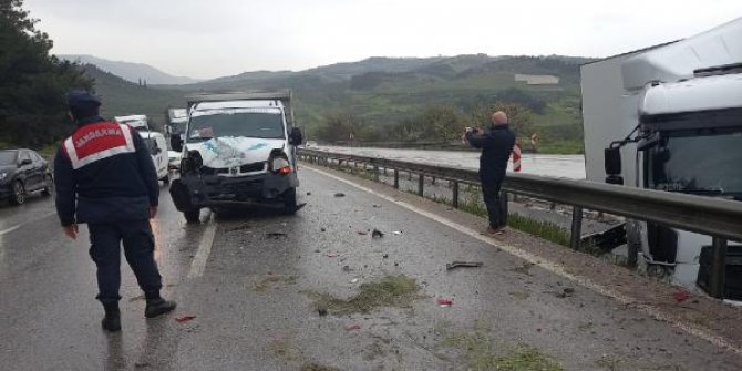 Zincirleme kazayı izlemek için yavaşlayınca arkadan gelen kamyonet çarptı