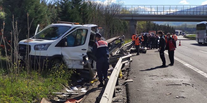 Düzce'de Karayolları kamyoneti, bariyerlere çarptı: 1 ölü, 1 yaralı 
