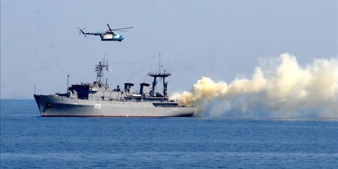 Rus savaş gemileri Karadeniz'de tatbikata devam ediyor