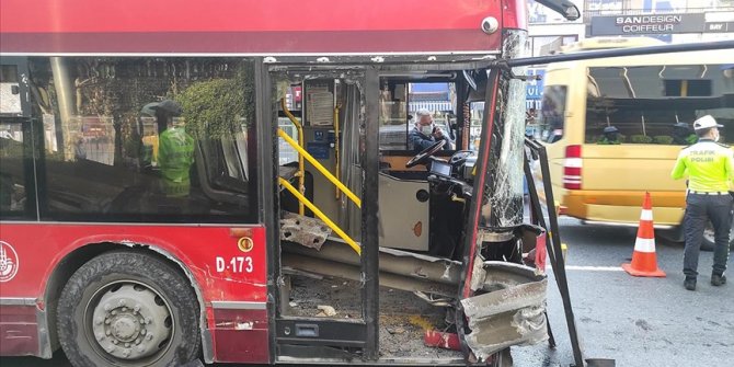 Beşiktaş'ta bariyerlere çarpan çift katlı otobüsteki bir yolcu hayatını kaybetti