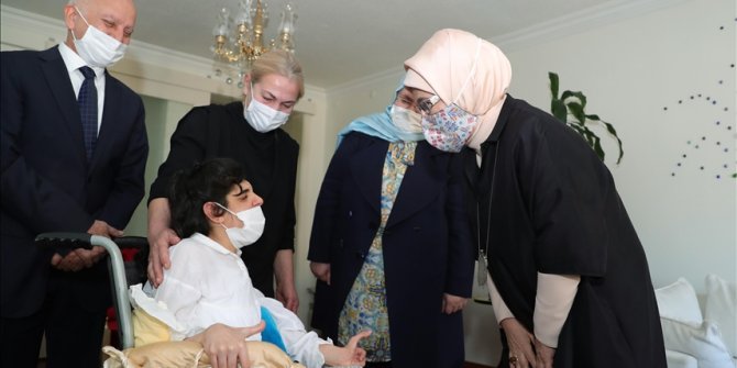 Emine Erdoğan'dan bedensel engelli gençler ve ailelerine ziyaret