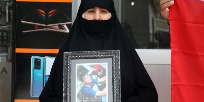 Muş'ta teröristlere tepki gösteren anne, 'Neden Selahattin Demirtaş'ın çocuklarını götürmüyorlar' diye sordu