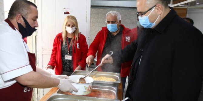 İhtiyaç sahiplerine iftar yemeği verildi