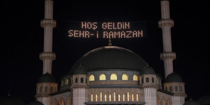 Taksim Meydanı'na yapılan camiye ilk kez ramazan mahyası asıldı