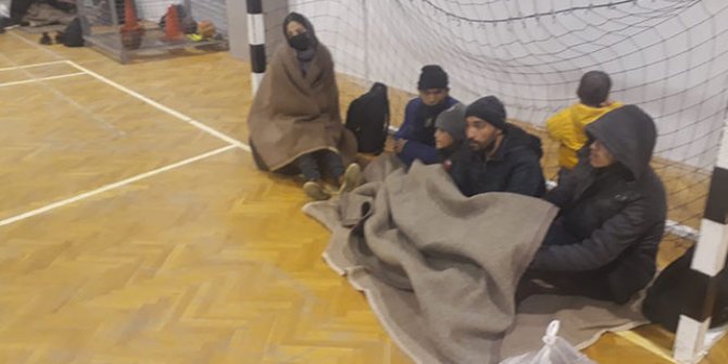Foça açıklarında sürüklenen lastik bottaki 55 kaçak göçmen kurtarıldı