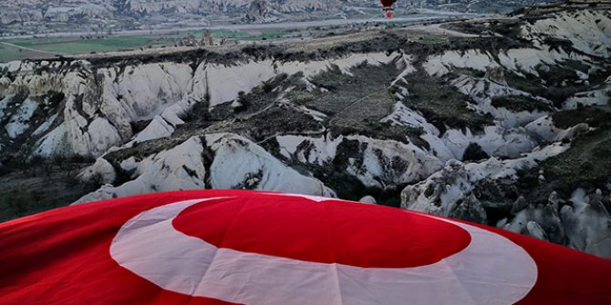 Kapadokya'da balonlar, Türk bayraklarıyla havalandı