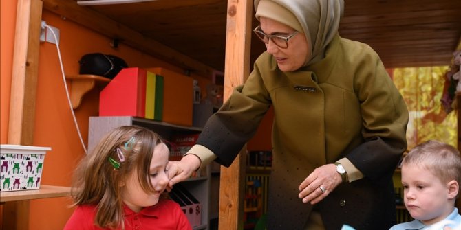 Emine Erdoğan'dan çocuklara: Kalbimiz, vatan sevgisinin doğduğu ev, bayrağımızın dalgalandığı topraktır