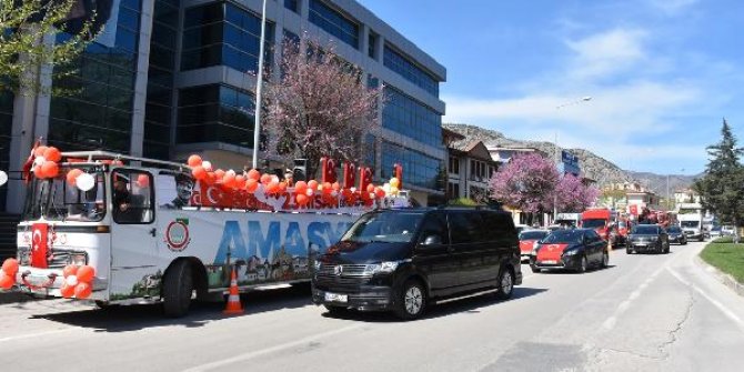 Amasya'da üstü açık otobüsle çocuklara konser verildi