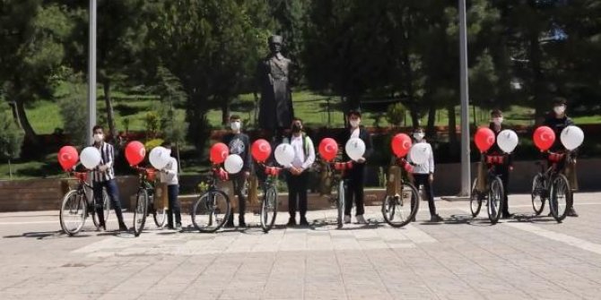 Bakan Akar'dan Şırnaklı çocuklara bisiklet hediyesi