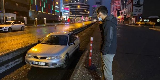 Ümraniye'de hafriyat kamyonundan kaçmak isteyen otomobil çukura düştü