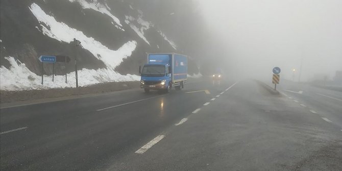 Bolu Dağı'nda sis ve yağmur etkili oluyor
