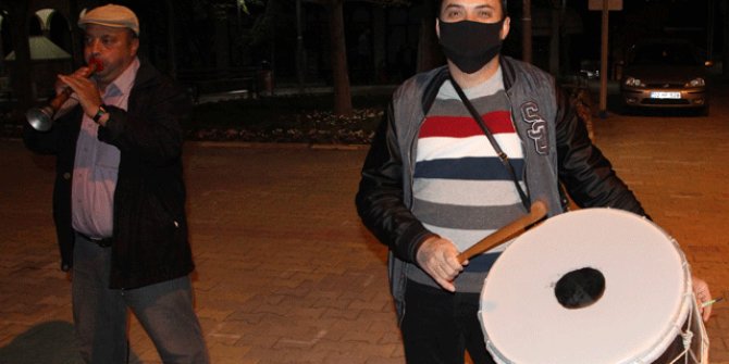 Mani şovu yapan davulcular, bahşişlerin pencereden atılmasını istedi