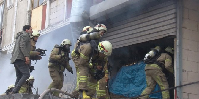 Arnavutköy'de hırdavat deposunda yangın: 4 kişinin cansız bedenine ulaşıldı