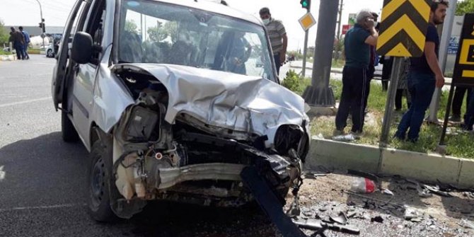 Adıyaman’da hafif ticari araçla otomobil çarpıştı: 2 yaralı