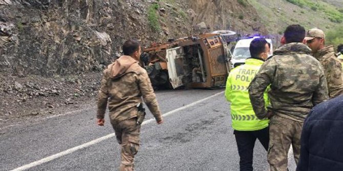 Hakkari- Van yolunda askeri araç devrildi: 3 asker yaralı