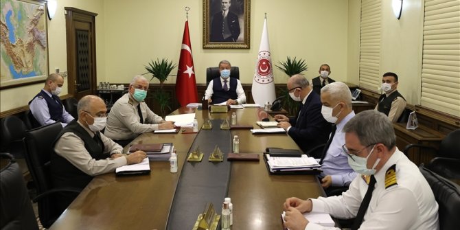 Milli Savunma Bakanı Akar, komutanlarla çevrim içi toplantı yaptı