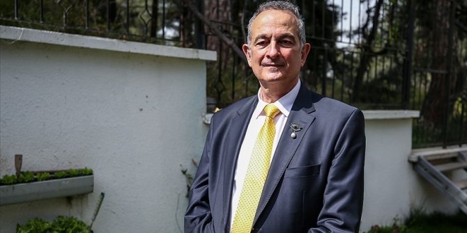 Ameliyat sırasında tansiyonu düşen doktor, ayağına serum taktırarak operasyonu tamamladı