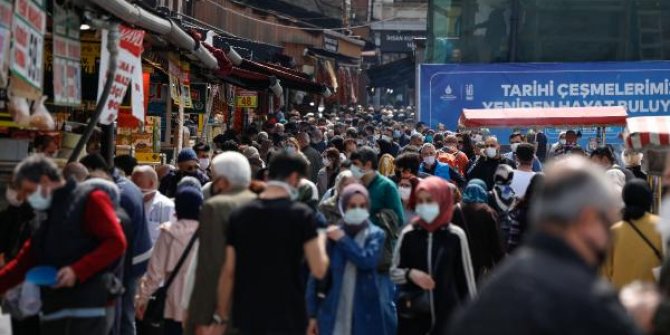 Eminönü'nde 'kapanma alışverişi' yoğunluğu