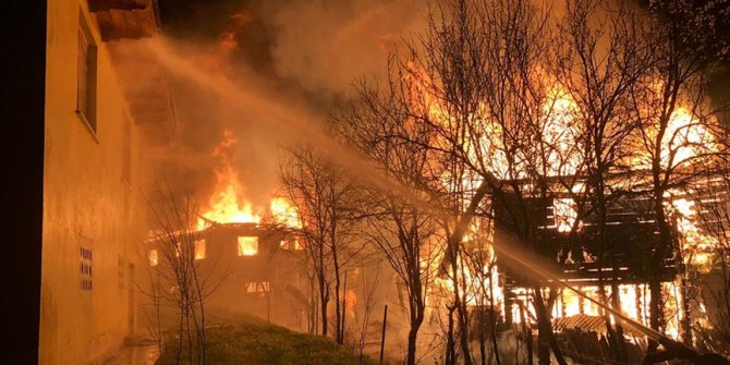 Kastamonu'nun Pınarbaşı ilçesinde çıkan yangın 3 eve sıçradı