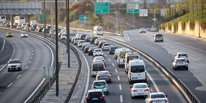 İstanbul'da, 'tam kapanma' öncesinde şehir dışına çıkmak isteyenler nedeniyle trafik yoğunlaştı