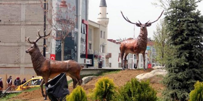 Bolu'da ayı heykeli yerine yapılan geyik heykelleri meydana konuldu
