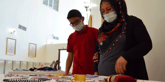 Engelli oğluyla katılığı kursta hem takı tasarım öğrendi, hem para kazandı