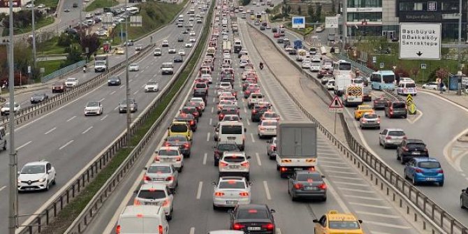 İstanbul’da kısıtlamanın başlamasına rağmen trafik yoğunluğu