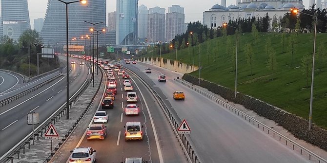 İstanbul'da 'tam kapanma' öncesinde şehir dışına çıkmak isteyenler nedeniyle trafik yoğunlaştı