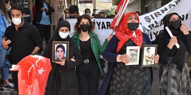 Hakkari'de terör mağduru aileler HDP İl Başkanlığı önünde eylem yaptı