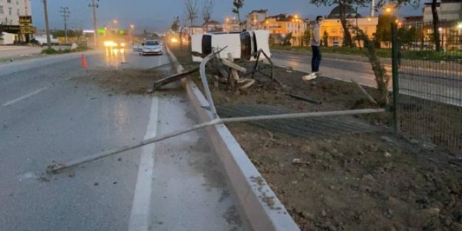 Elektrik direğine çarpan otomobilin sürücüsü 2.30 promil alkollü çıktı