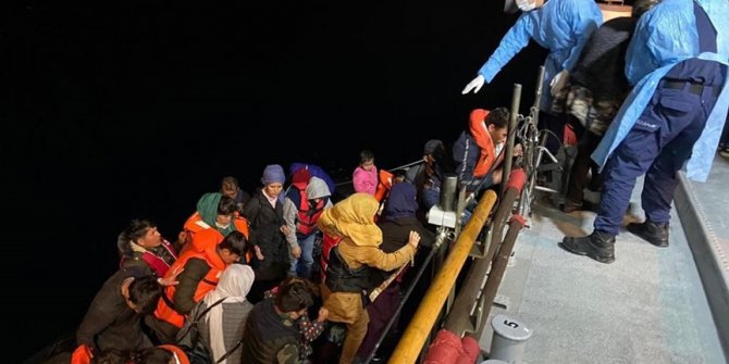 Çanakkale açıklarında Türk kara sularına itilen 56 düzensiz göçmen kurtarıldı